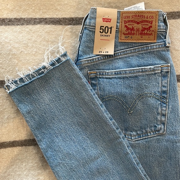 Levi's Denim - Women's Levi's 501 Skinny Jeans
SKU: 19323915735
Color: Tango Talk
Size: 25 x 28